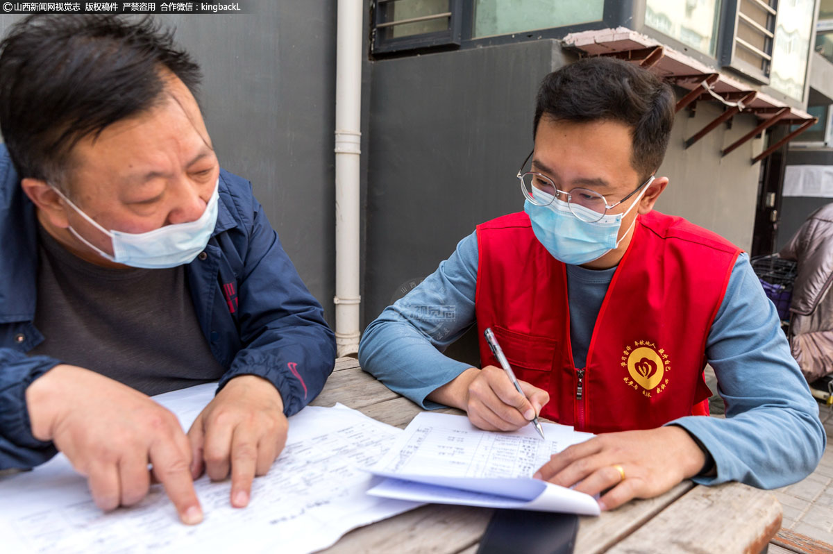      在疫情“大考”中，着力把党的政治优势、组织优势和制度优势转化为抗疫的制胜优势，全力守护人民生命健康安全。