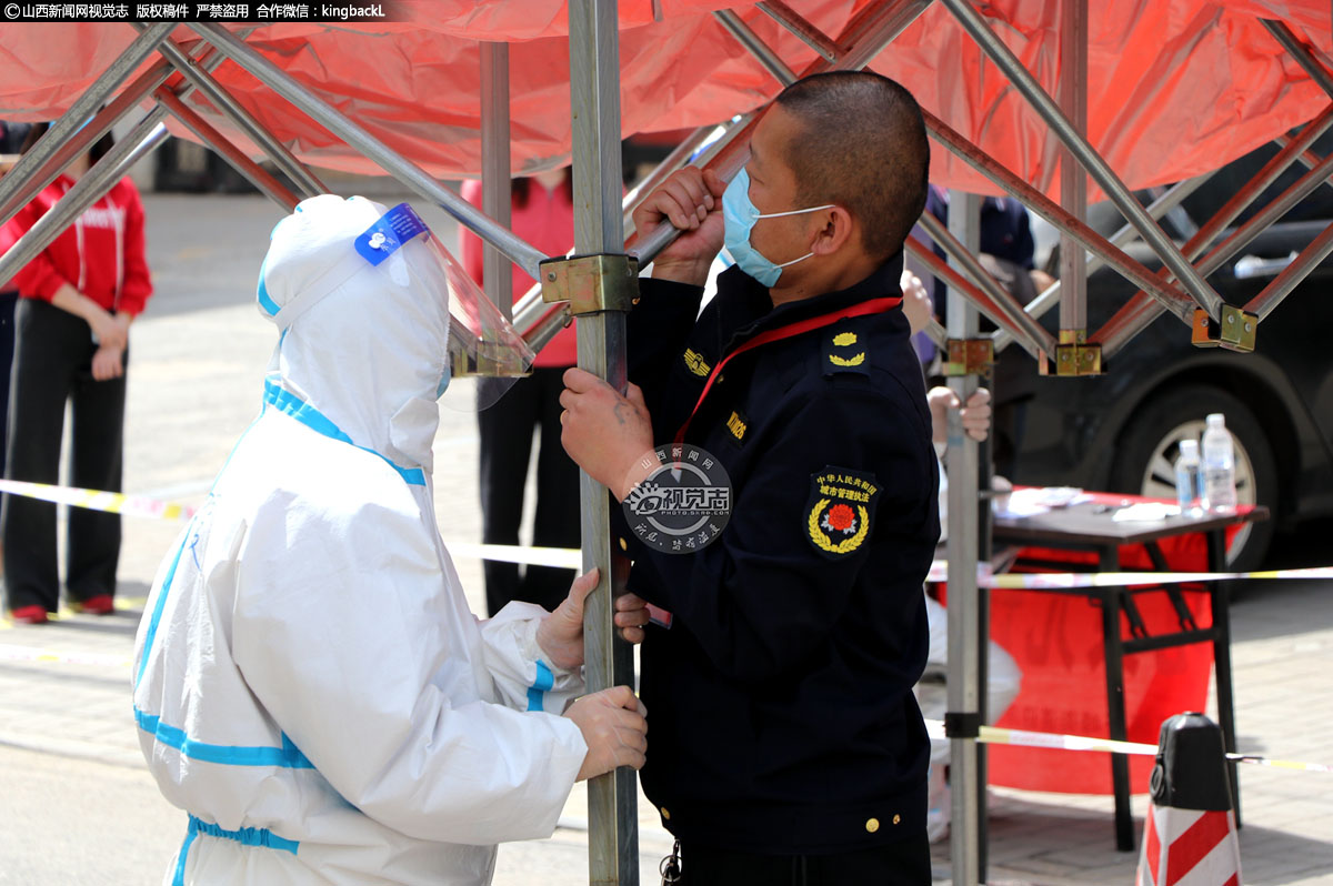      据了解，迎泽南社区党委以4月7日全员抗原检测工作及信息库为基础，坚持党建引领，设立先锋岗，广泛吸收小区、驻地单位志愿者。