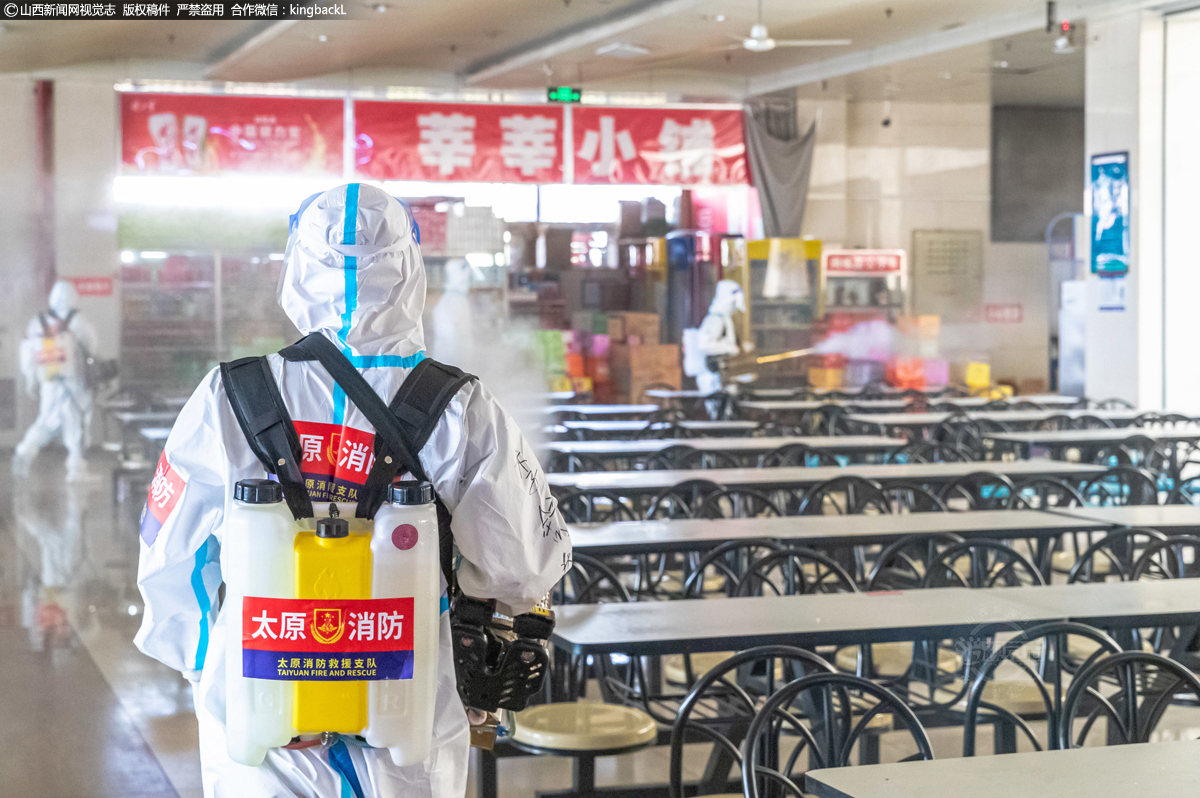      消防队员在食堂内认真地执行着消杀任务，不放过任何一个死角。