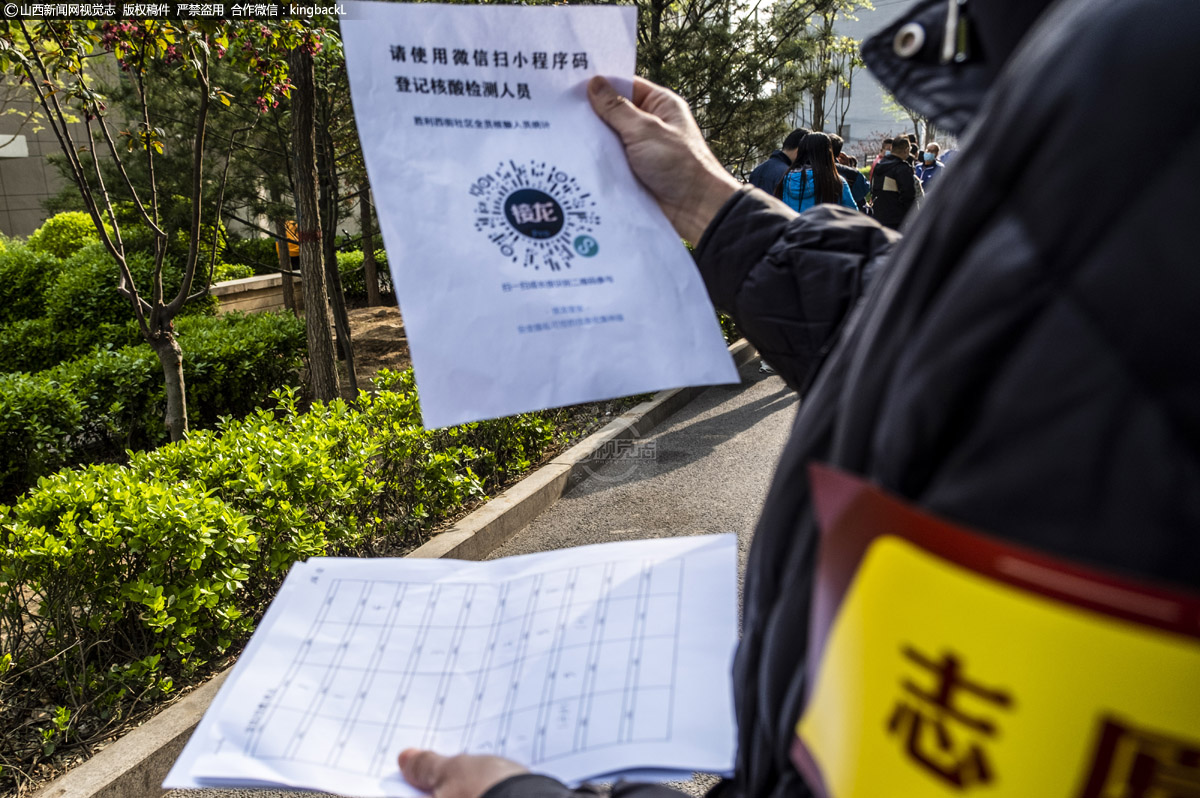      在大家有序排队做核酸的过程中，社区志愿者持续地引导着居民，扫描登记核酸检测人员的小程序码，让整个流程有条不紊的进行着。