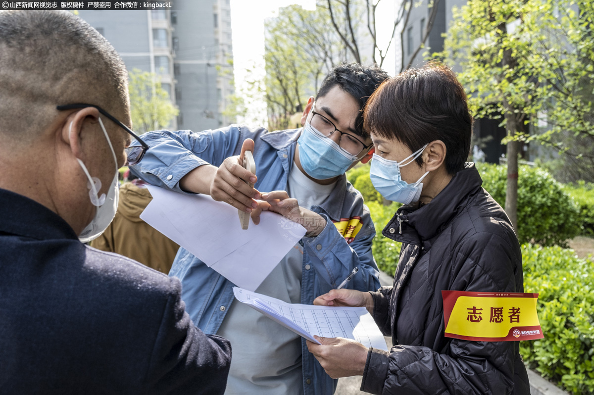      期间，有不少居民前来询问如何扫描，如何登记，志愿者们一一耐心解答。