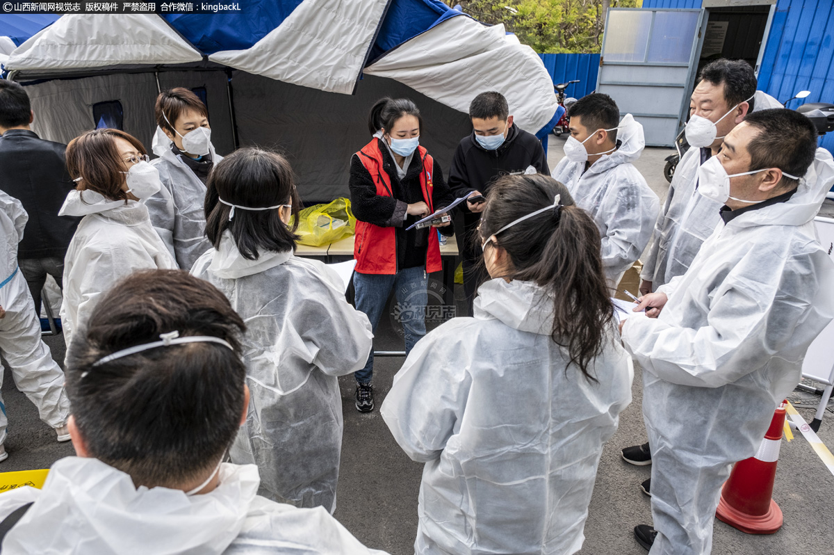      4月15日，杏花岭第二轮全员核酸有序进行中，居住于杏花岭区胜利社区宝佳胜景小区的本网摄影师，用镜头真实记录当下，记录每一个冲在一线的基层工作者。（■山西新闻网特约摄影师：田兆云）