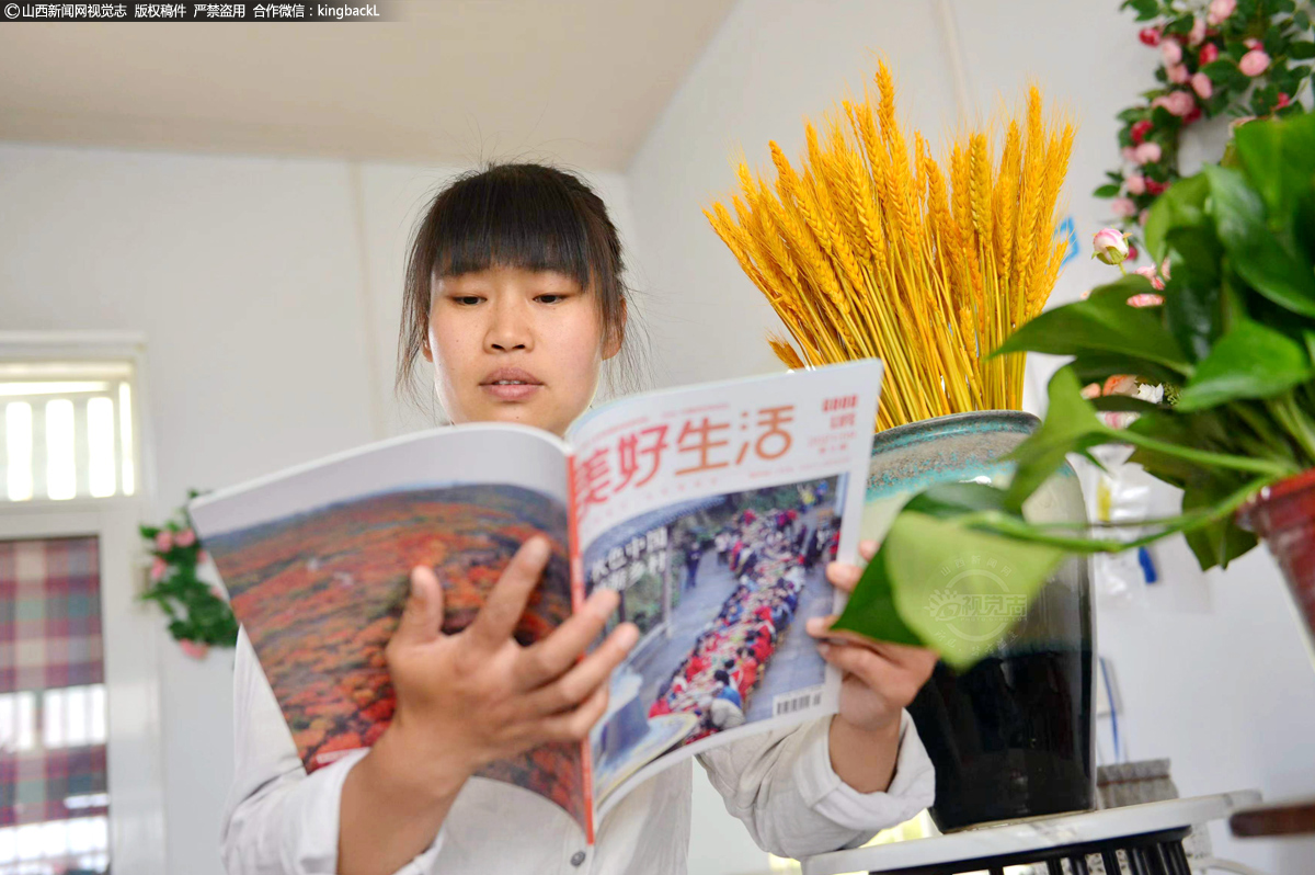      2018年5月，开始在自家的8亩责任田种花。近四年来，她先后筹钱30多万元，购回种子和苗木，又搭建了一个日光温室，先后经厉过成活率低，个别品种大量死亡的挫折。