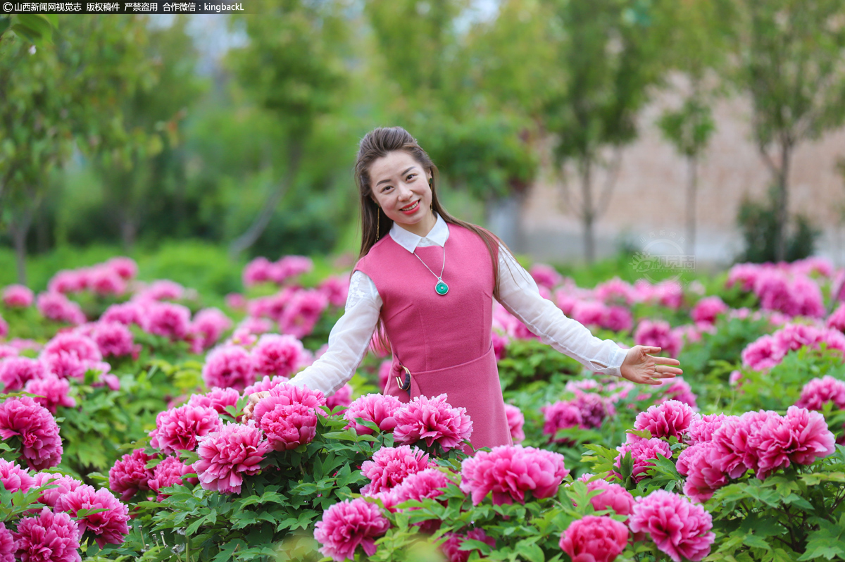     姹紫嫣红、花团锦簇的美景，成了人们的“网红”打卡地。美女们陶醉在花丛中，沐浴着芬芳，享受着花海带来的快乐。
