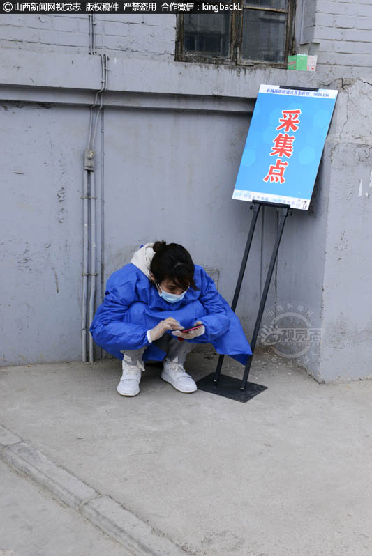      抽空回复网格群里面的各种咨询及社区群的工作交流，实在太累了，她蹲在墙边顺带歇息片刻。