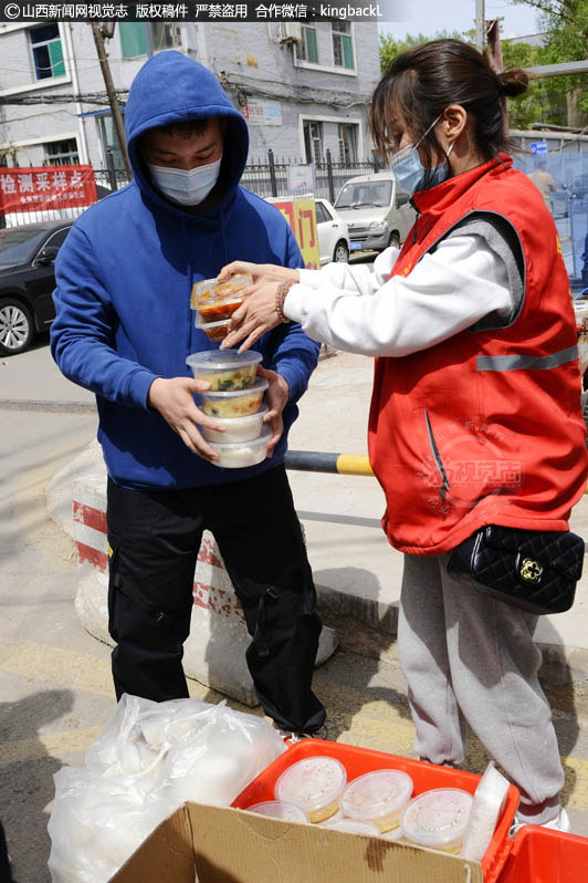     转眼已过中午，社区下沉干部开自己车送来了盒饭，巴鑫发自内心地感激志愿者及工作人员的支持和帮助，给大家分发盒饭。有些帮忙过后不好意思领饭的志愿者，她还亲自送上门。