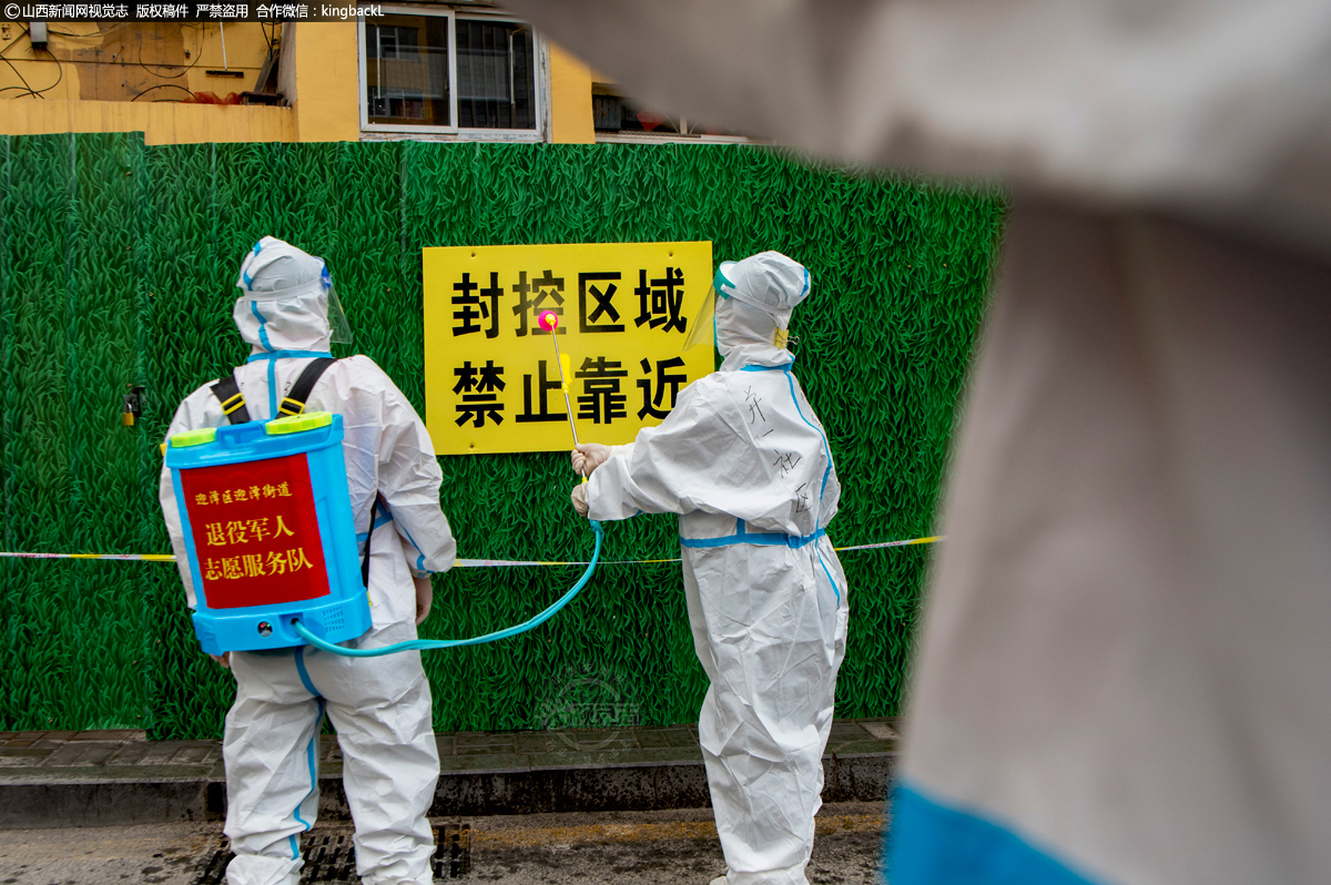     消杀人员在封控区进行全面消杀作业，确保消杀全覆盖、无死角，筑牢疫情防控安全屏障。