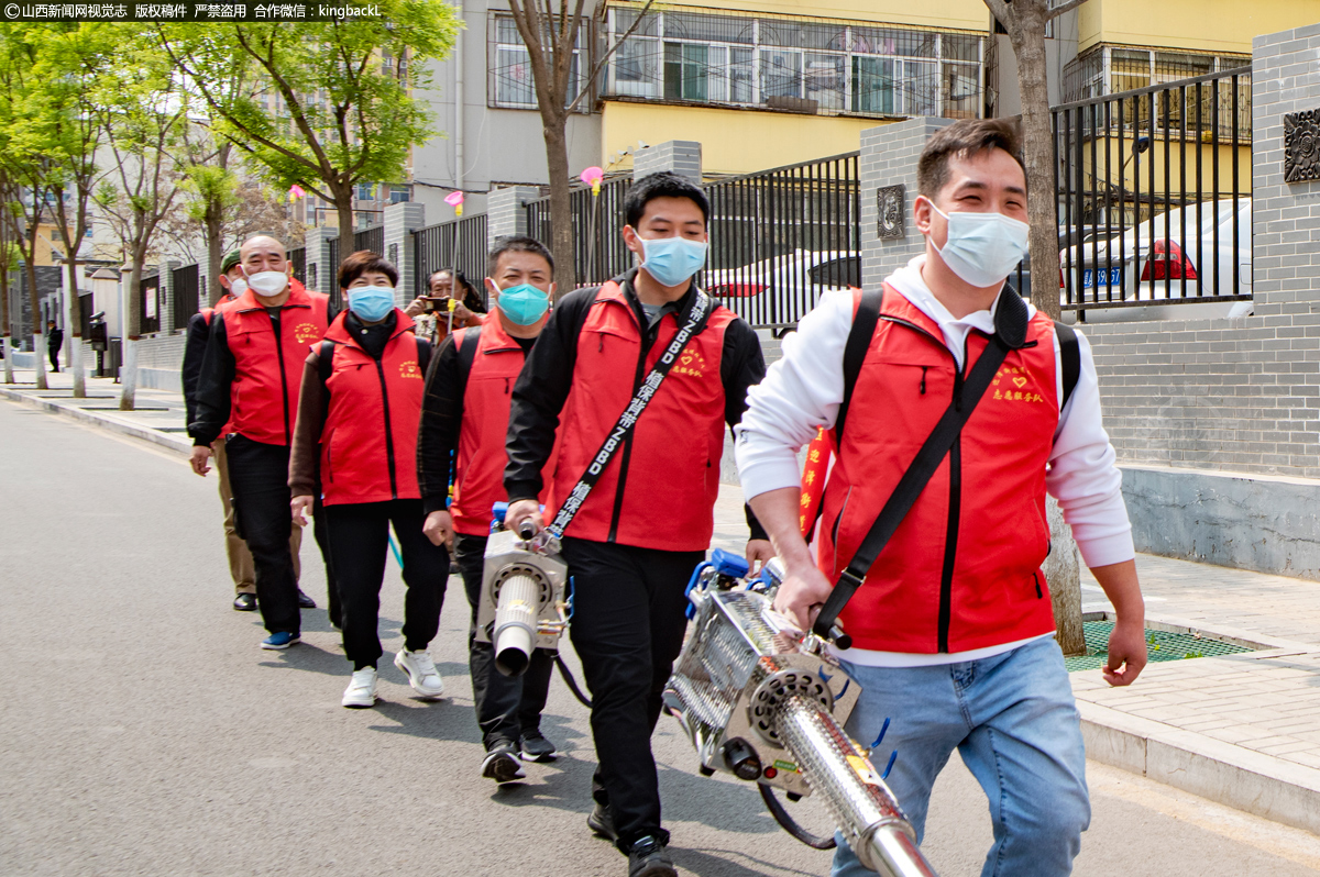      4月18日上午，迎泽街道退役军人志愿服务队来到迎泽区疫情封控区新南一条蒸碗老豆腐店及周边管控区进行全面消杀。