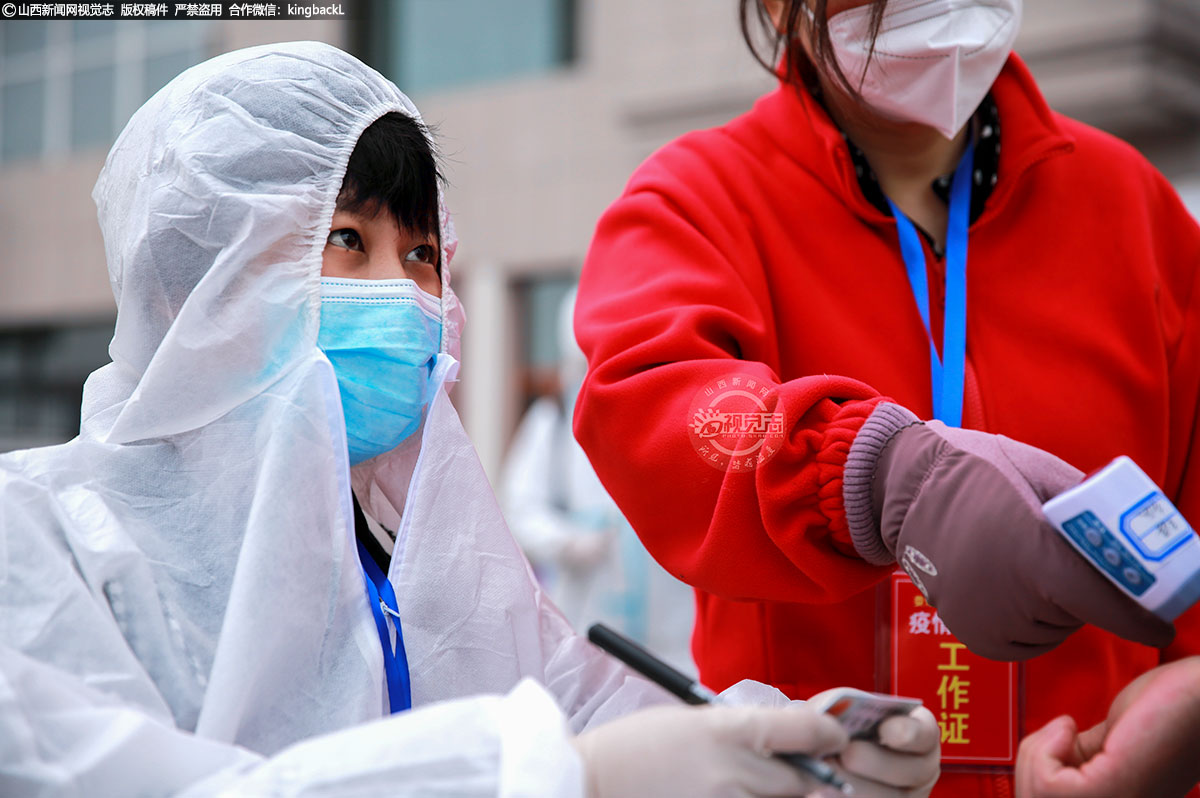      在核酸检测点，各方人员紧密配合，全力做好信息登记、协助扫码、现场指导、秩序维护、服务群众等工作，整个工作过程井然有序，确保核酸采样工作高效进行。