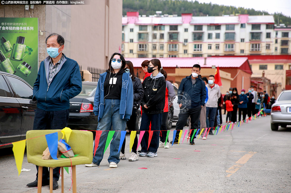      7点，全县预防性全员核酸检测正式开始，县域内所有城乡居民在各村、社区的指定区域和指定时间内进行核酸样本采集。