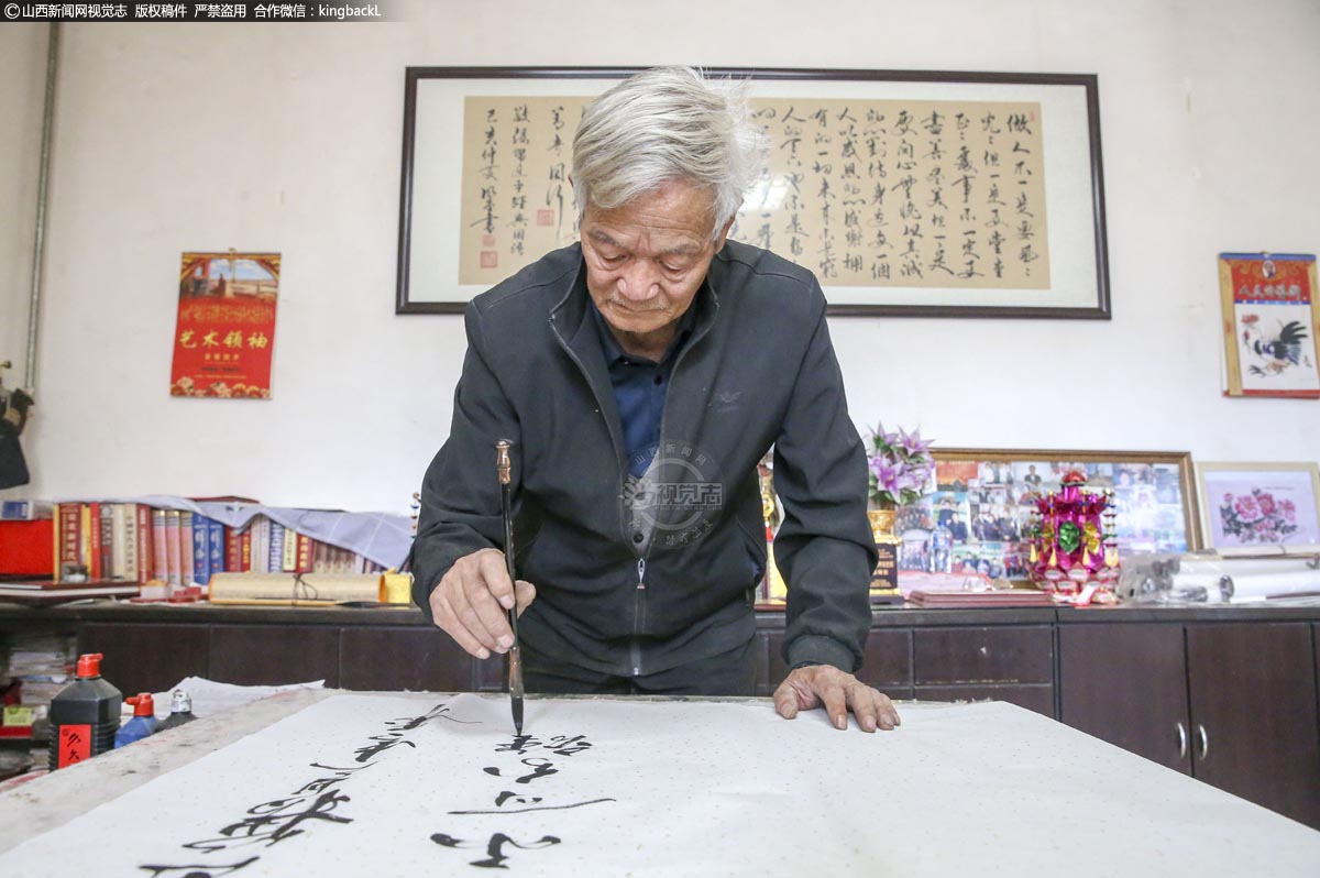      位于山西省运城市稷山县的西位村，有一位八旬老人岳明堂，他酷爱书法写作，曾荣获大众文学奖“百花优秀奖”，2015年在纪念中国人民抗日战争暨世界反法西斯战争胜利七十周年中获“世界和平文艺奖”。（■山西新闻网特约摄影师：史云平）