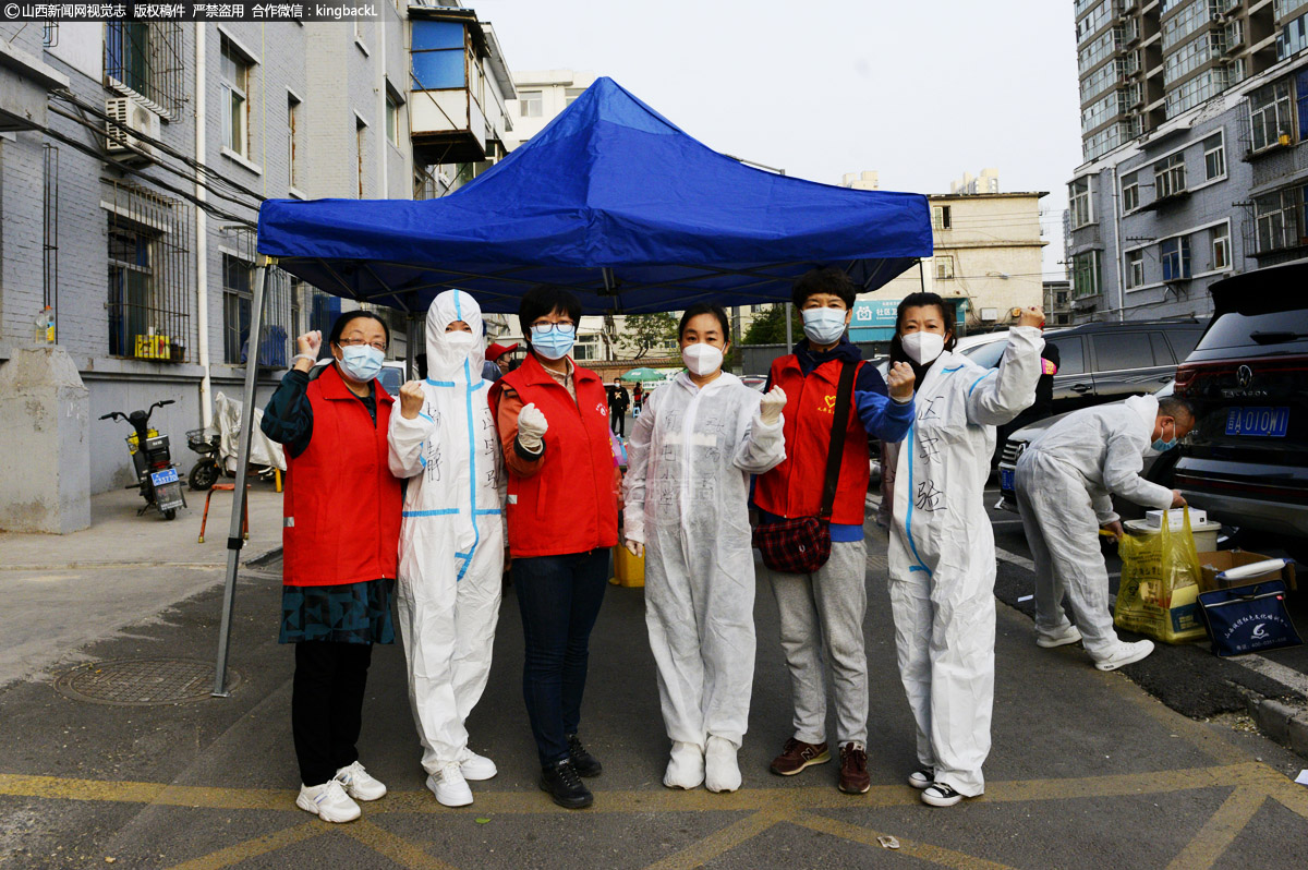      图中抗疫志愿者的合影，六人全部是人民教师，其中有小学老师、中学老师，还有退休教师，他们分别来自太原六十二中学，南屯小学和万柏林实验小学三所不同的学校。