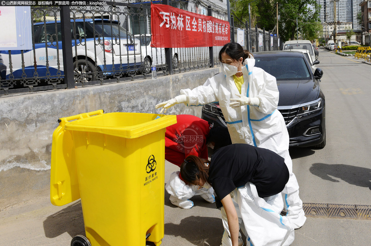      防护服“隔热”功能非常强大，每次检测结束后，志愿者们常常大汗淋漓。