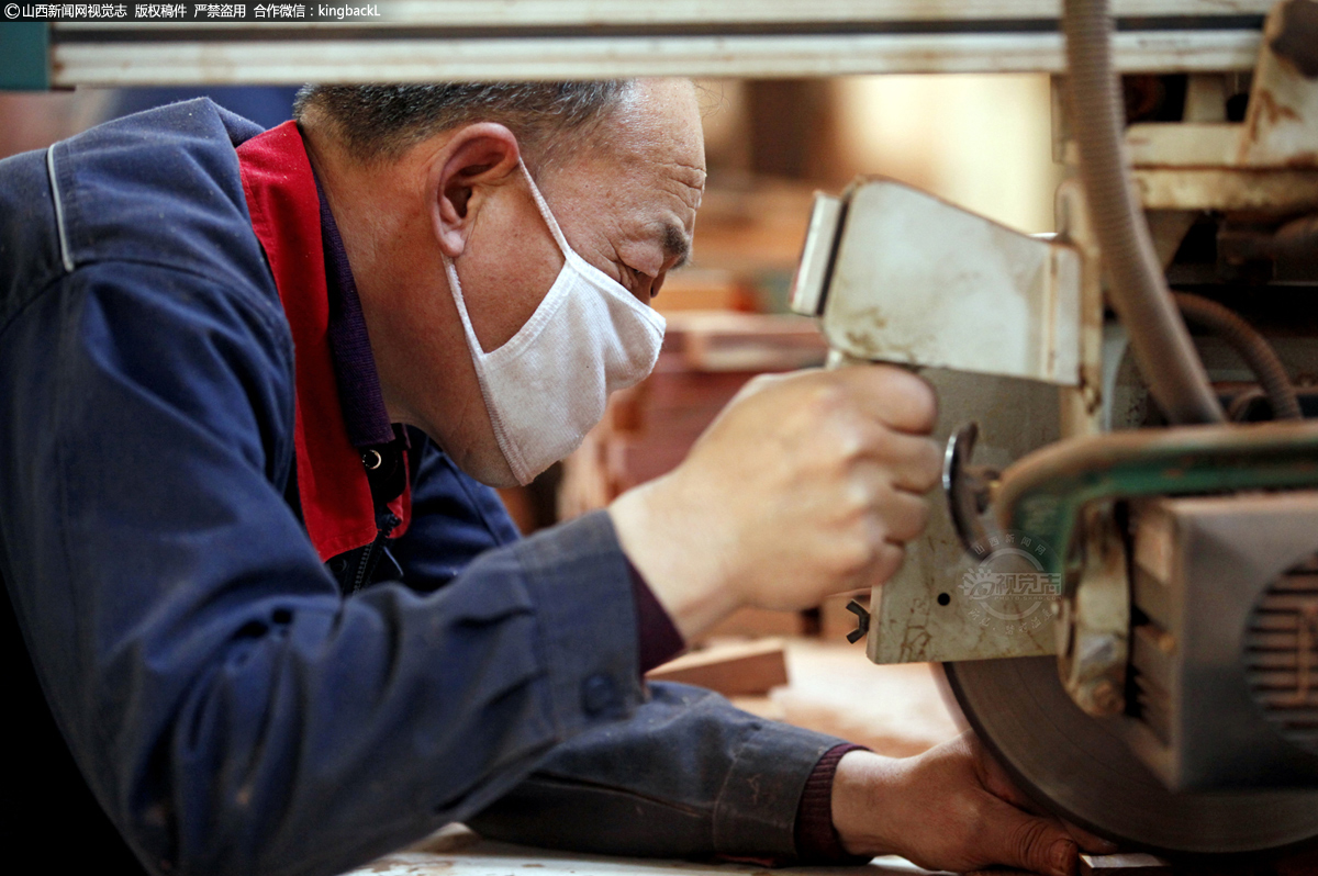      晋作技艺不惜工、不惜料，一件成品要经过20多道大工序，100多道小工序，120多个工人之手。大到原料进货，图纸设计，材料解、烤、选、配、净、拼，手工雕刻，开卯、起槽，组合、平行，刮磨、打磨，油漆、上蜡，小到每道工序做工中的每一环节、细节。