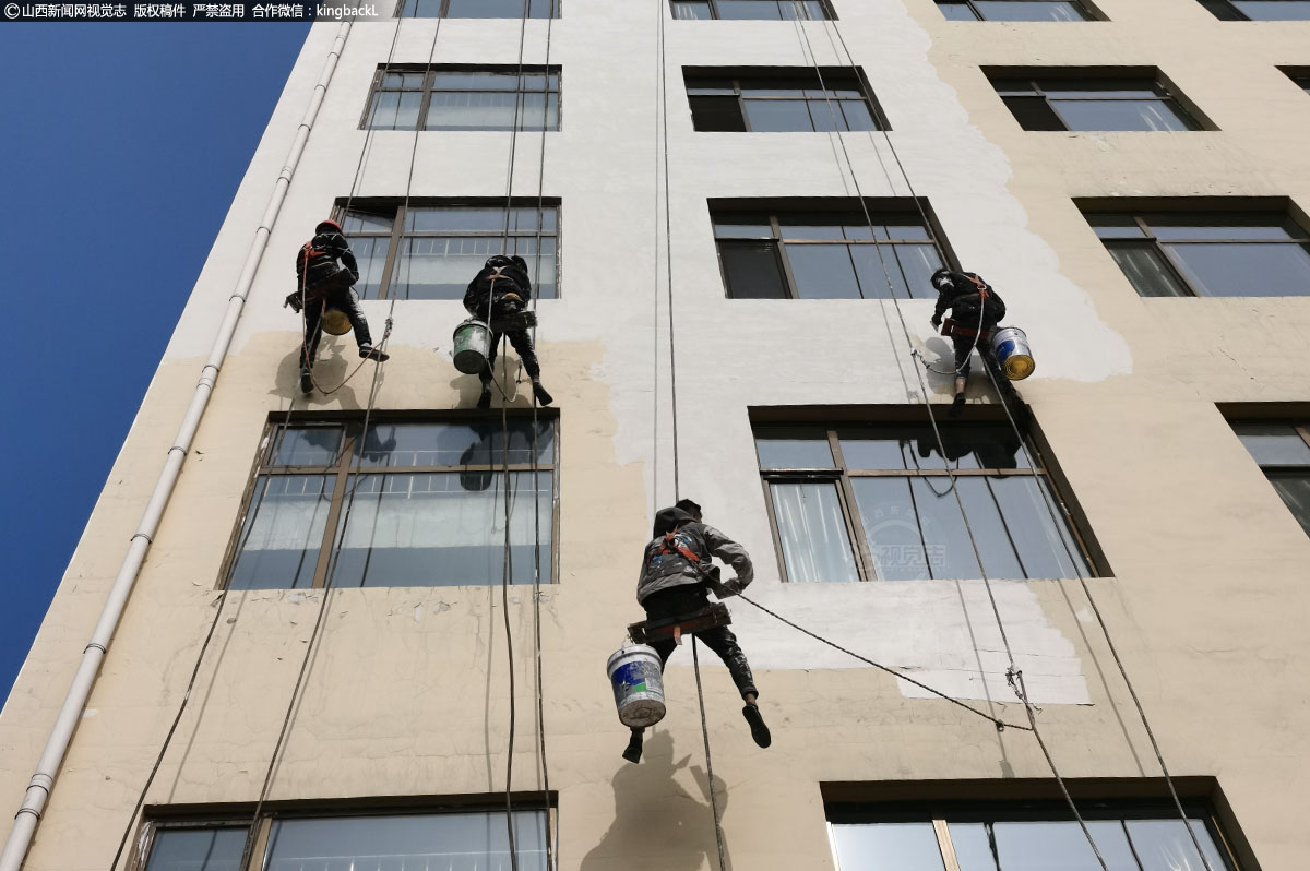      在高楼林立的现代化都市，活跃着一支特殊的职业队伍——城市“蜘蛛人”，对于他们来说，高空工作场景可谓司空见惯。他们是高空清洁工人，被形象地称为“蜘蛛人”，也有人称其为“城市美容师”。（■山西新闻网特约摄影师：杜爱清）