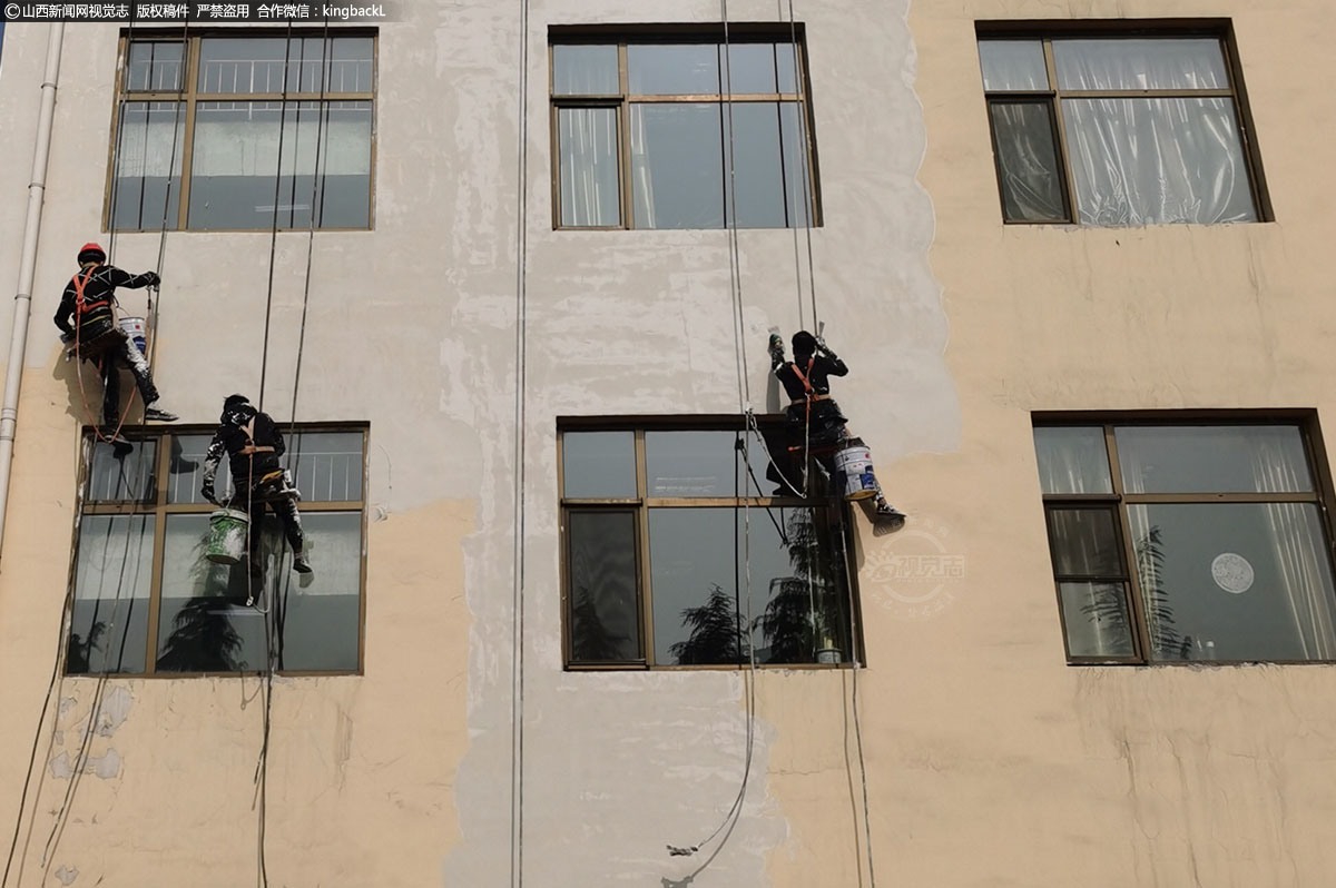      高空作业的工人们，垂吊在城市的高楼大厦墙外，像电影里的蜘蛛侠一样。现实生活中，他们没有吐丝的超能力，但是悬挂在他们身上的绳子却与他们的生命紧紧相连。