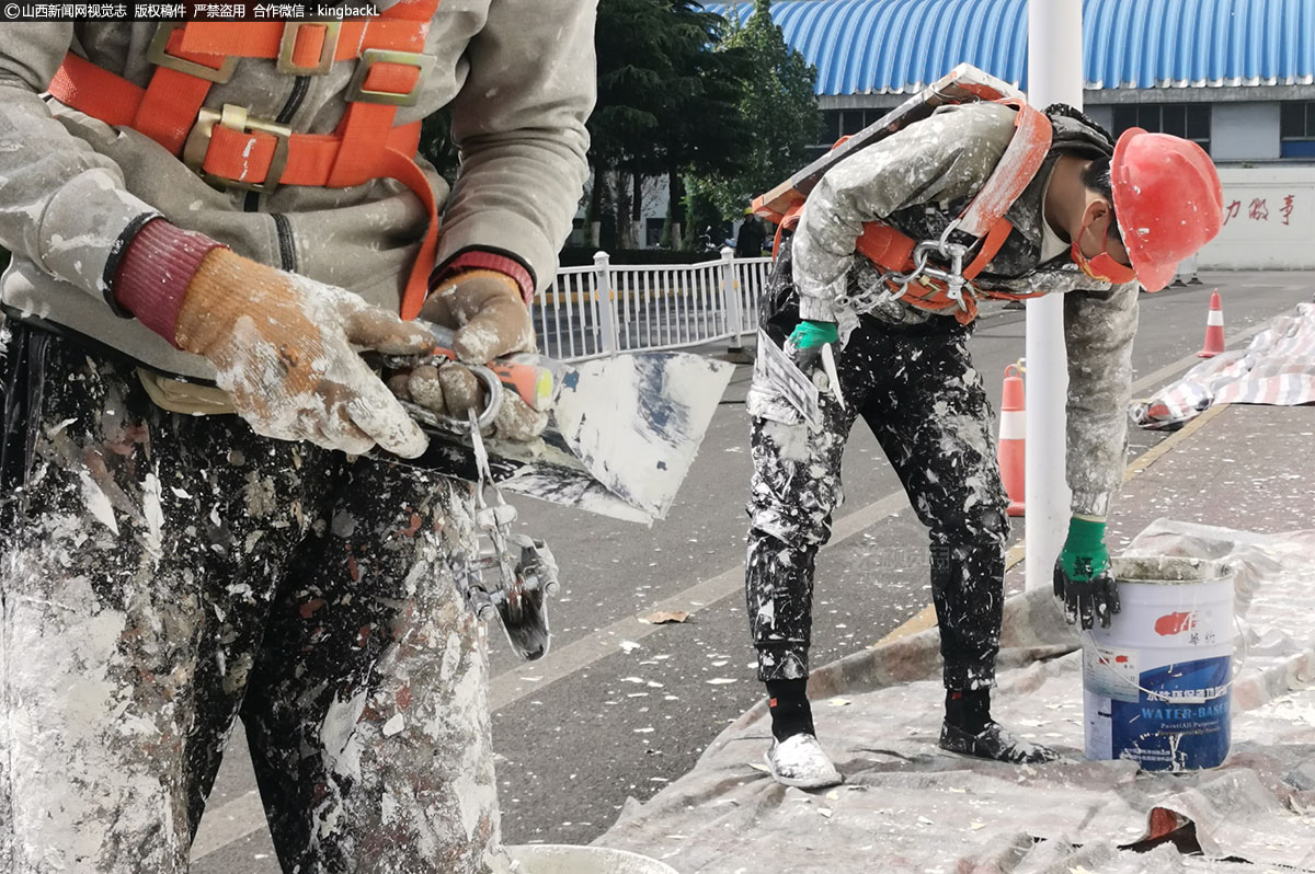      王师傅算了算，一年大概在外面工作200天，天气太冷“活儿”不好干的时候，就会回老家，那时也正好快到春节。每年最热最冷的时期是最难熬的时候，夏天三、四十度的天气，也还好点，最受不了的是寒冷。