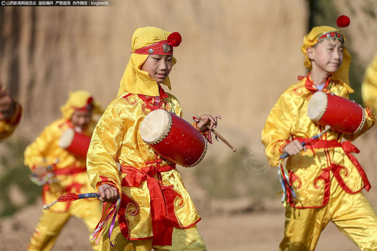      近年来，随着一些演员大多年老体衰，所以花鼓技艺传承曾一度遇到了青黄不接的危机。2019年以来，在蔡村乡党委、政府和村两委的关心鼓励下，当地重新启动了东蒲软槌花鼓进校园活动，由四代传承人解万成（已故）、解宁斗、王建民等人为主，在东蒲小学对3至5年级学生进行花鼓培训，目前已培养出三届70多名小鼓手。