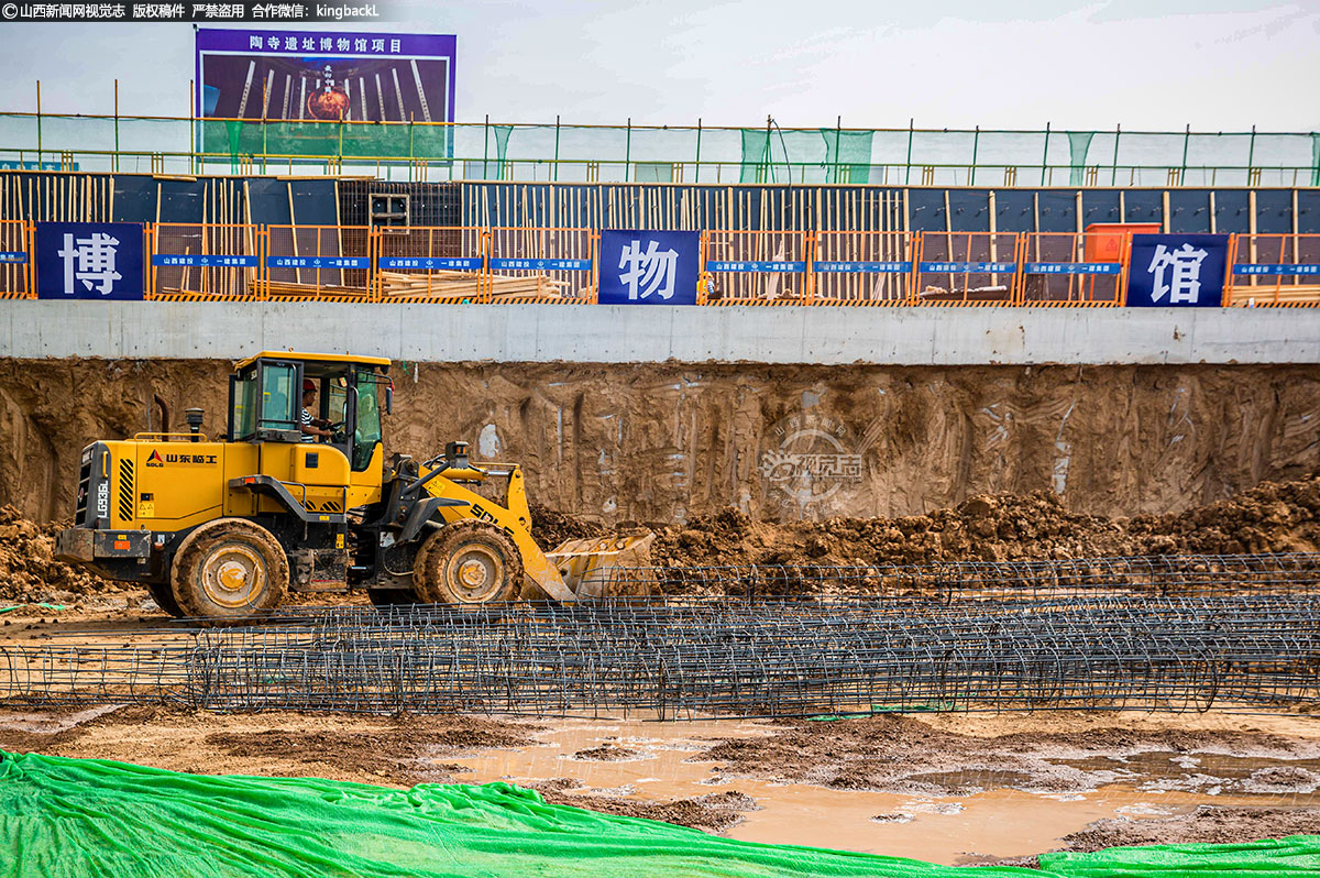      陶寺遗址位于山西省襄汾县陶寺村南，为新石器晚期龙山时代的大型聚落遗址，距今约4500～3900年。
