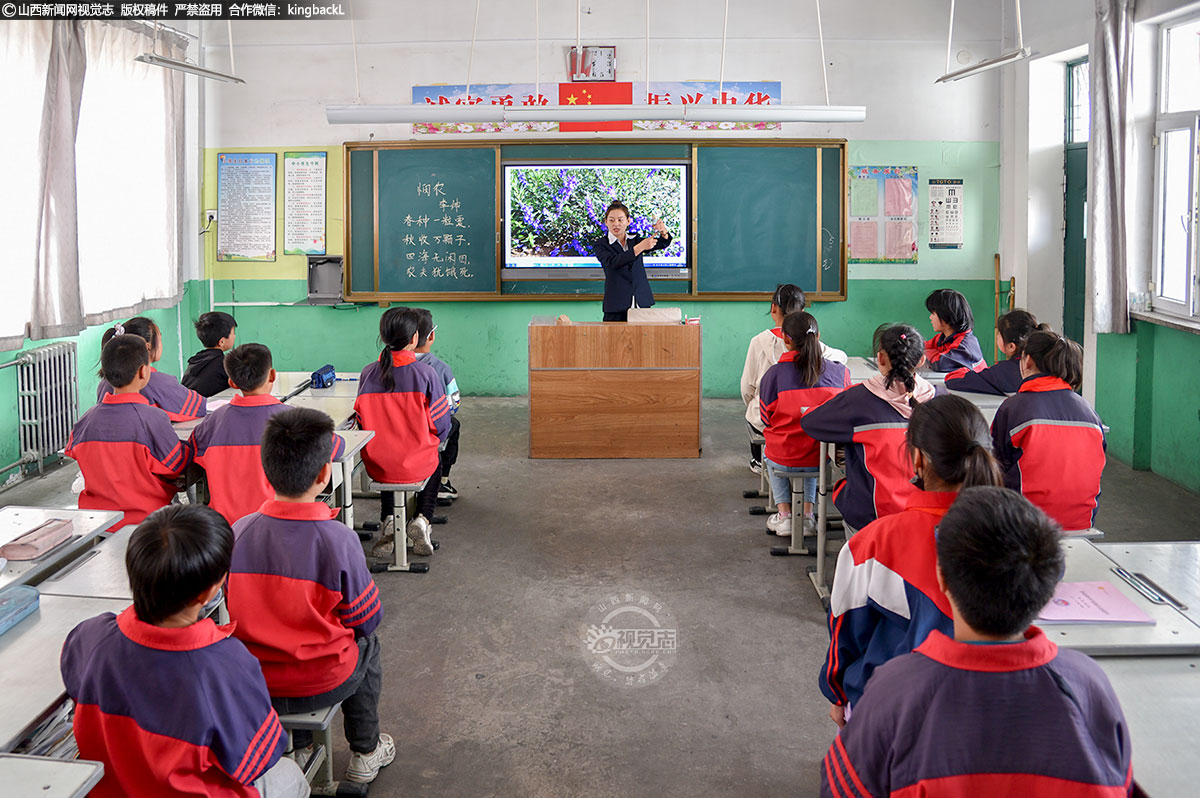      老师带着同学们在教室上了一堂劳动教育室内课，课堂上同学们积极地踊跃发言，与老师相互交流。