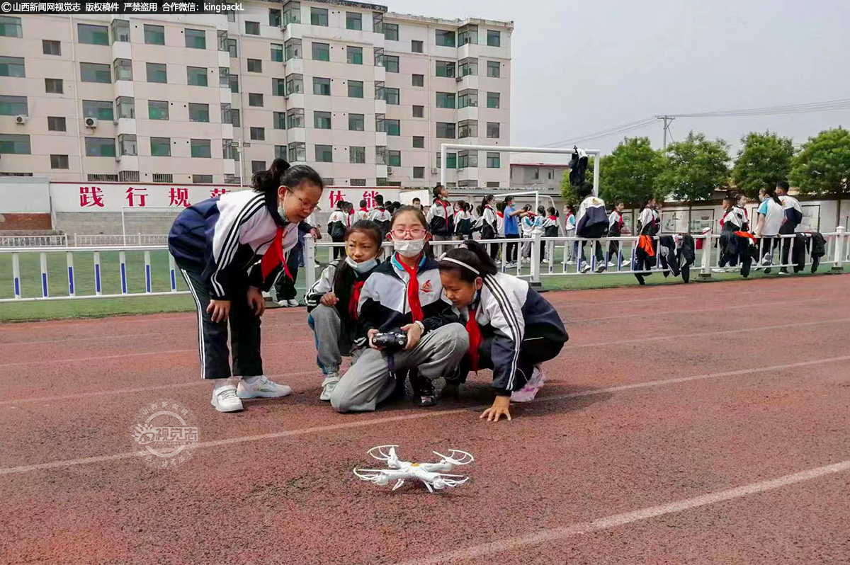      科技实验——无人机飞行是深受广大青少年喜爱的一项航空科技体育运动。让学生了解和认识无人机科技，在体验无人机飞行乐趣的过程中产生对科学技术的关注和热爱。