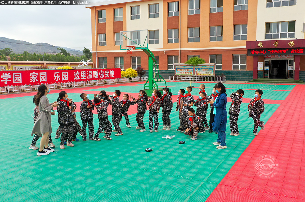      无人机飞行表演，引来学生们的阵阵欢呼、喝彩。当天，学生还接触到了人工智能——程小奔，该设备只需简单的编程，就能实现演奏音乐、追光、模仿人脸表情等有趣的玩法，帮助孩子实现各种奇思妙想，体验将想象力变为现实的喜悦。