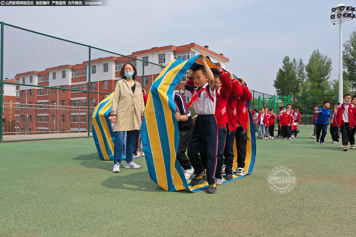     活动内容有：人工智能—“程小奔”、科技实验、水火箭发射、同心鼓、快乐小袋鼠、跳大绳、小巨人竞走、旋转风火轮。
