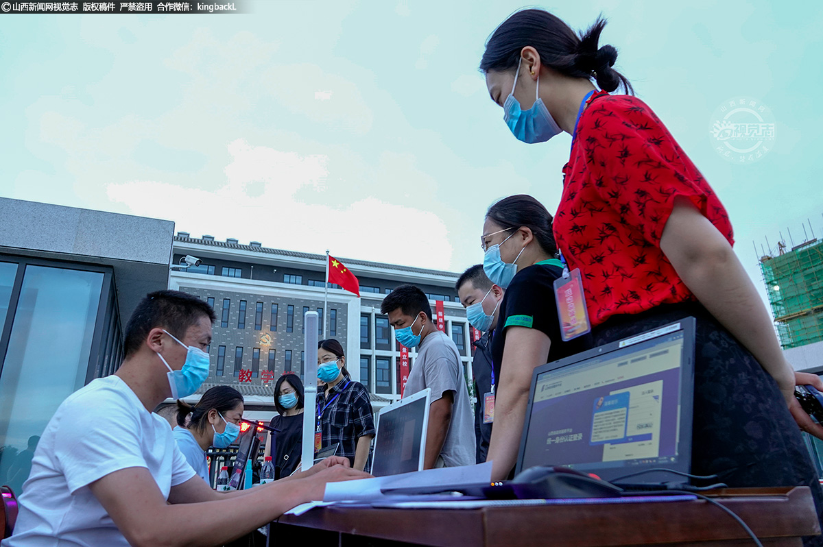      当地纪委及时介入跟紧，对消费市场和商家及群众关注的借疫情乱收费、乱涨价等明查暗访。