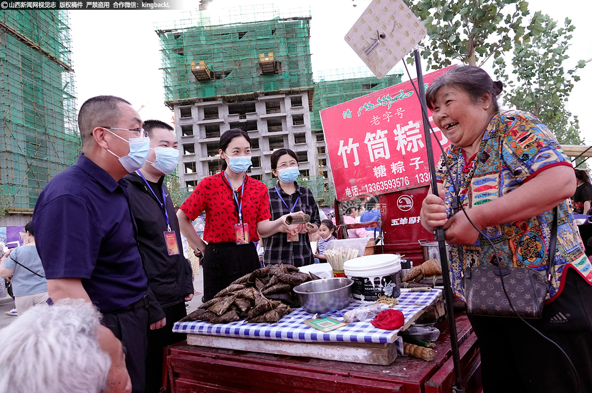      “您好，您摆摊缴费吗？缴的什么费？一个摊位每晚收费多少？收费后给你们开票吗？”督查小分队通过与商户谈话，认真分析研判，加大监督检查力度，强化监督执纪问责。