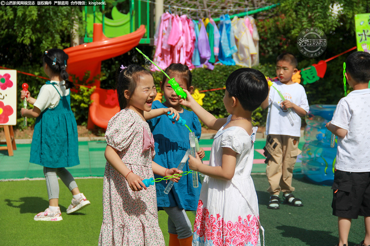      5月31日，在“六一”儿童节到来之际，武乡县机关幼儿园营造了温馨有爱的氛围，举办了“喜迎二十大、童心向未来”系列活动。图中，幼儿正在操场玩吹泡泡游戏。（■本期摄影：李勇 白露）