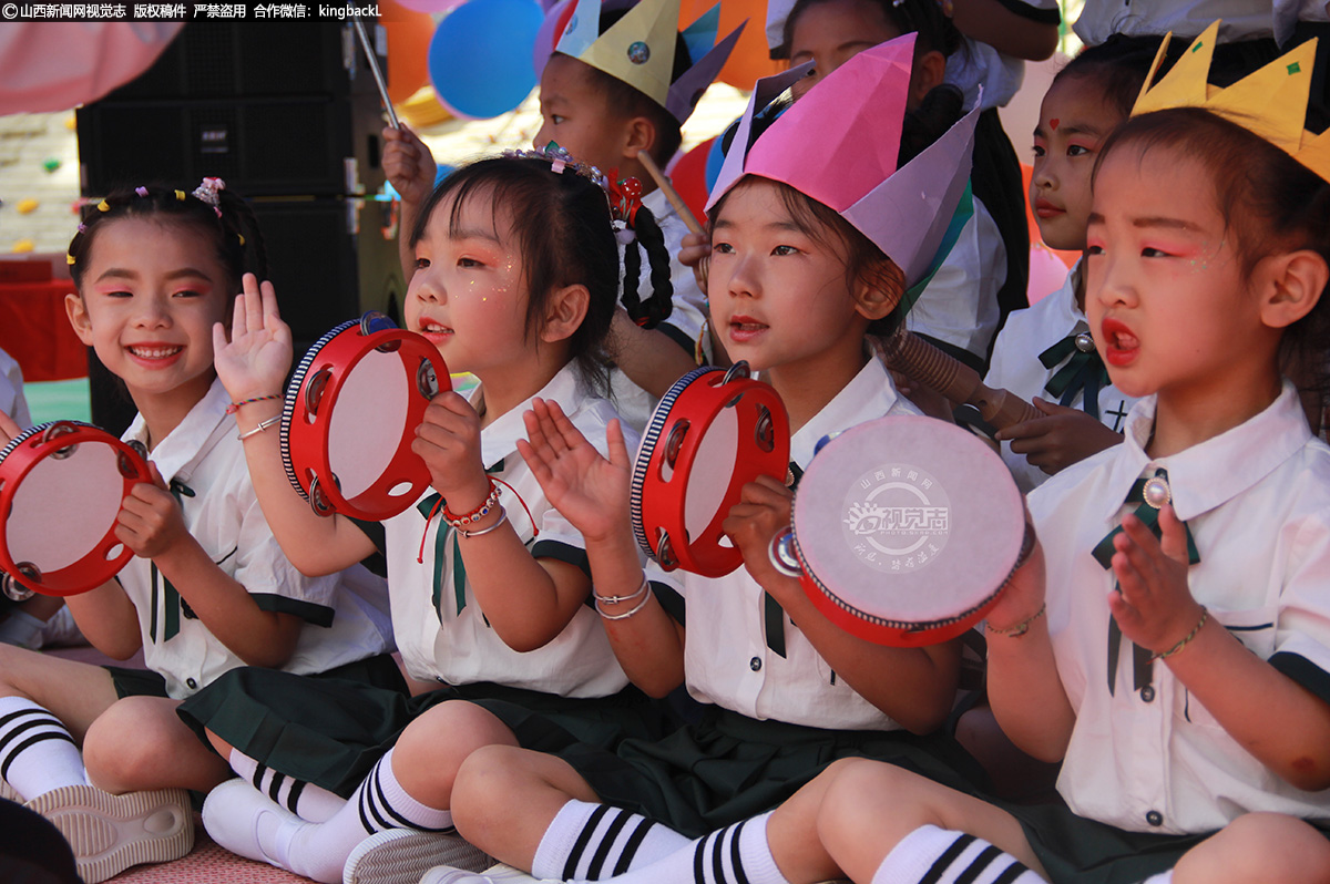      在“帐篷音乐会”环节，幼儿园围绕多元音乐元素，共同打造帐篷音乐会现场，孩子们感受满满的活动体验感。