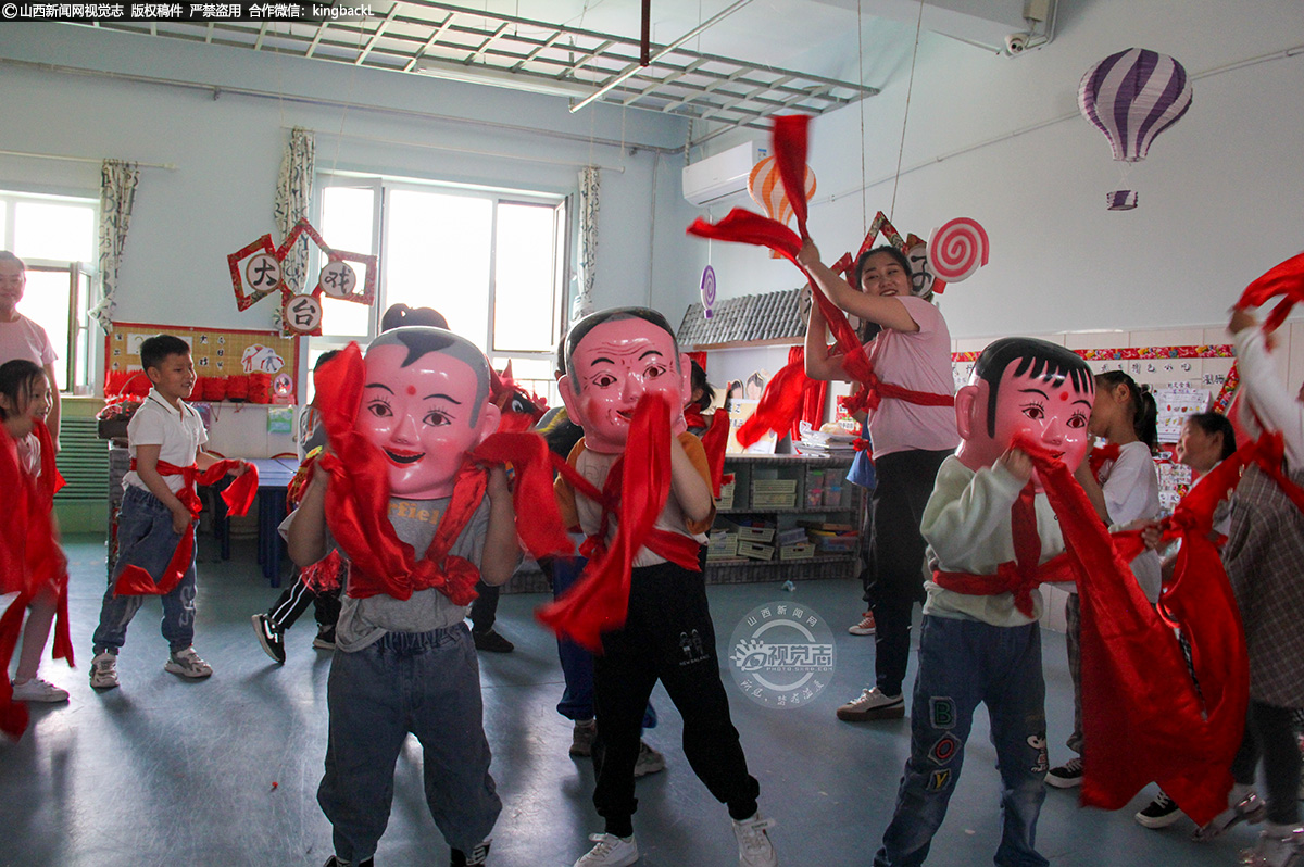      在“相约传统文化”部分，皮影戏、顶灯、秧歌、剪纸、扎染、民间游戏、创意手工，幼儿在一场精彩的传统文化盛宴中，体验传统游戏与民俗文化的丰富多彩。