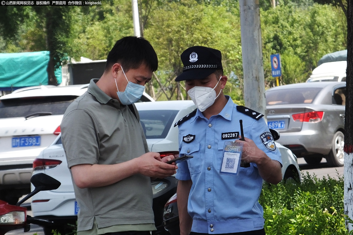      在复工复产复商重点项目工程一线，党员先锋岗、纪委督查组、疾控防疫、公安民警、交警、交通、工人工程技术人员等各个职业，他们坚守着自己的岗位，24小时守着乡村路口，设卡巡逻、测温登记、消毒防控、耐心劝导，默默守护着家园的健康安宁。