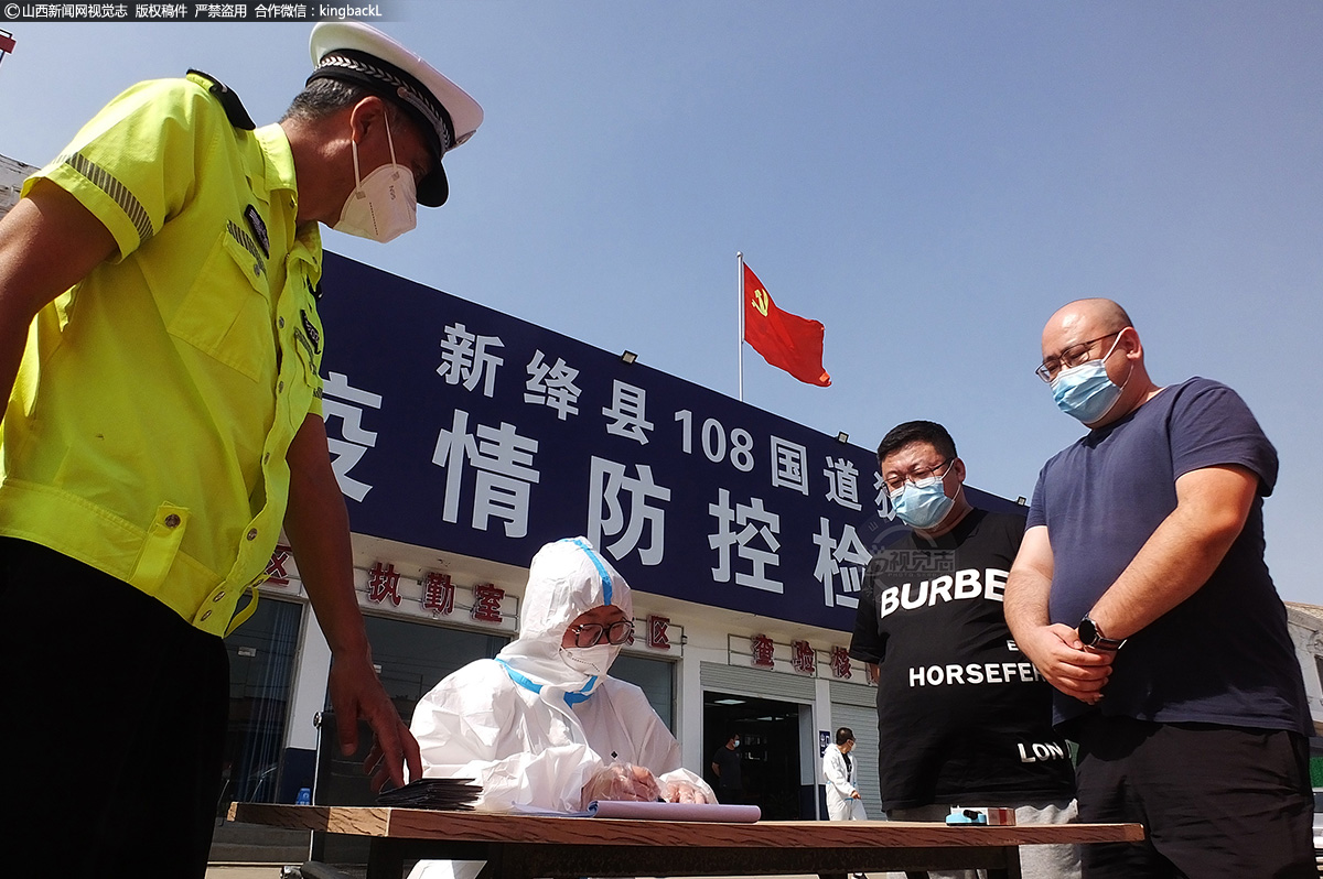      在疫情防控工作中，他们身处防疫一线，不畏艰险、冲锋在先，坚守着职业的品格和精神。