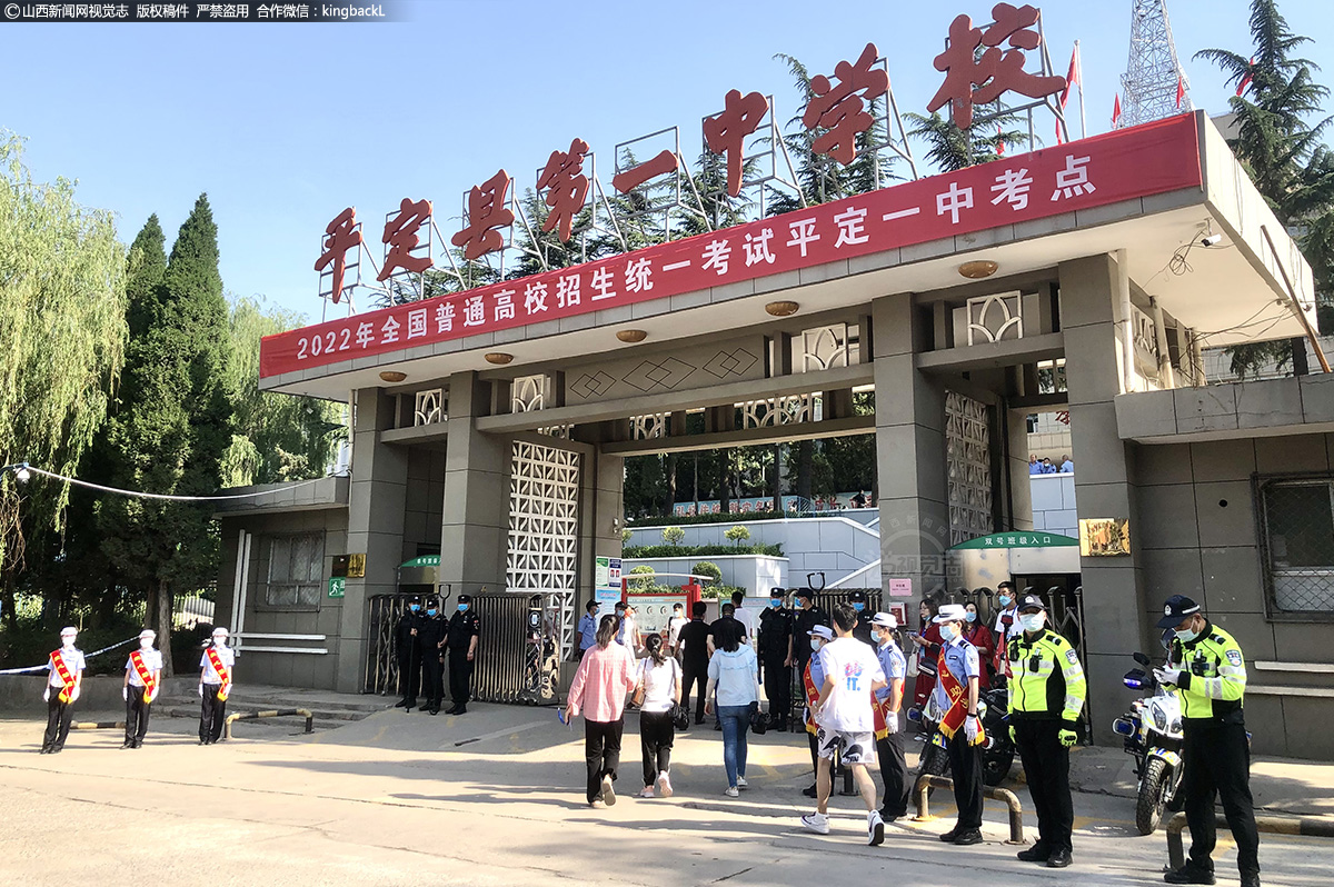      6月7日，阳泉平定县一中考场外，交警为考生保驾护航。（山西新闻网特约摄影师：李清珍）