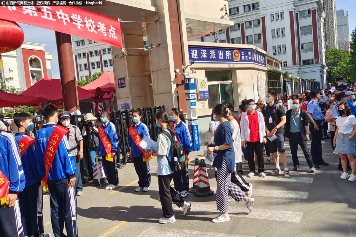      6月7日，在太原市第五中学校考点，考生正陆续走进考场。（山西新闻网特约摄影师：李红）