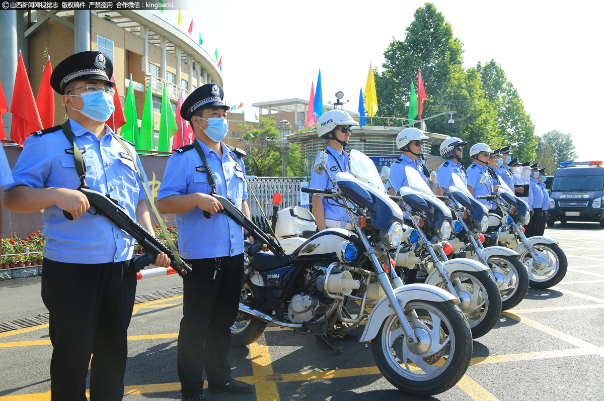      6月7日，在山西省盂县第一中学考点，交警为考生保驾护航。（山西新闻网特约摄影师：赵五明）