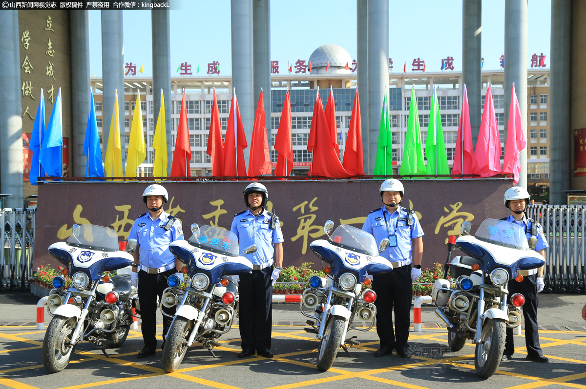      6月7日，在山西省盂县第一中学考点，交警为考生保驾护航。（山西新闻网特约摄影师：赵五明）