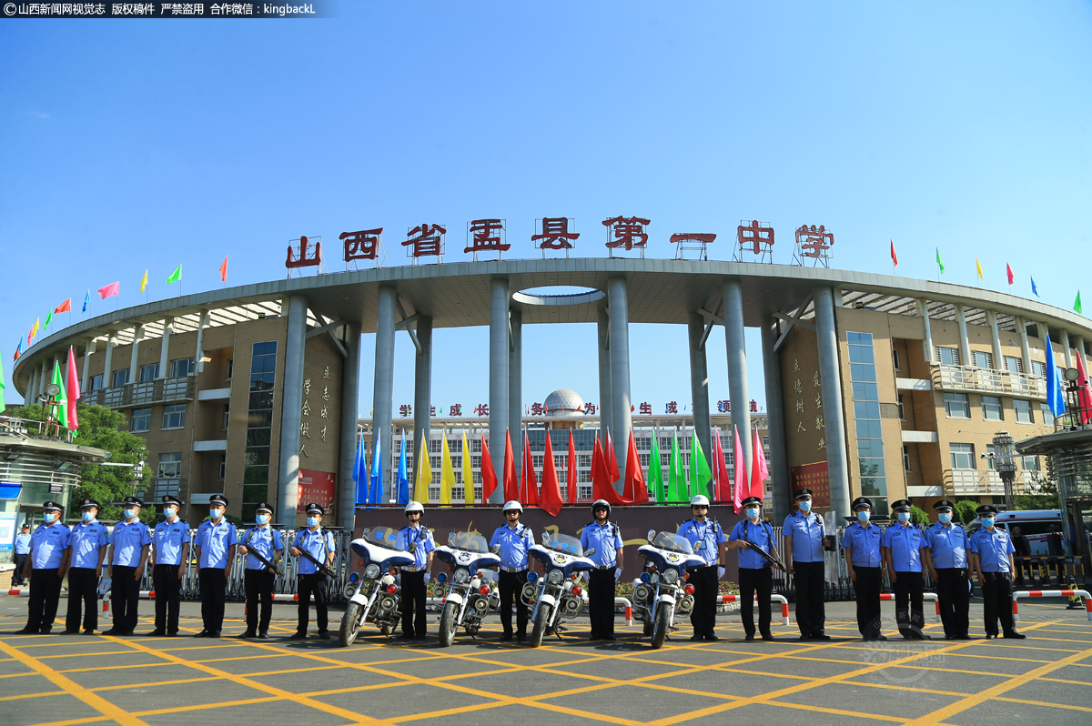      6月7日，在山西省盂县第一中学考点，交警为考生保驾护航。（山西新闻网特约摄影师：赵五明）