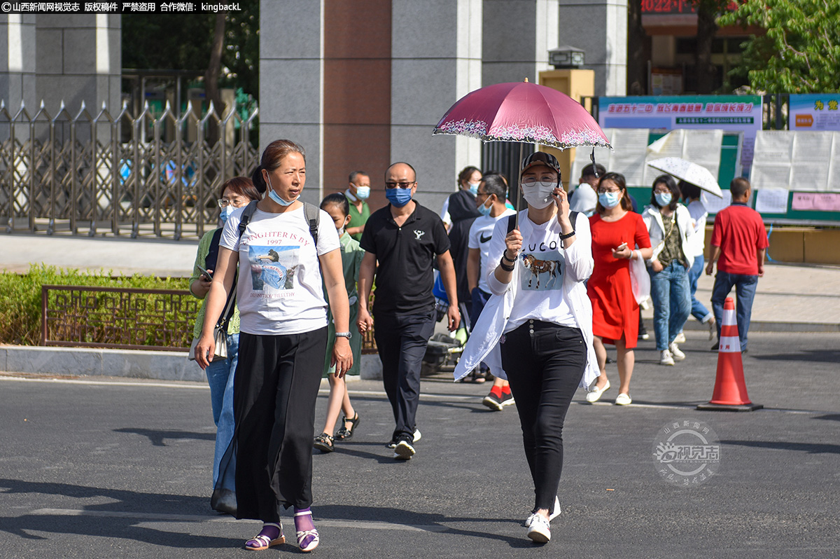      6月7日，太原市第五十二中学校考点，考试开始后，考生家长有序远离考场。（山西新闻网记者：苏航）