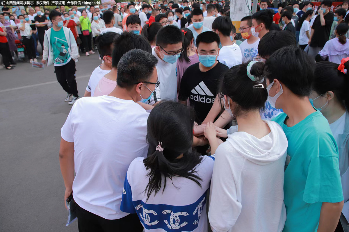      6月7日，长治上党区一中考点外，老师为学生们加油鼓劲儿。（山西新闻网特约摄影师：鲍晓峰）