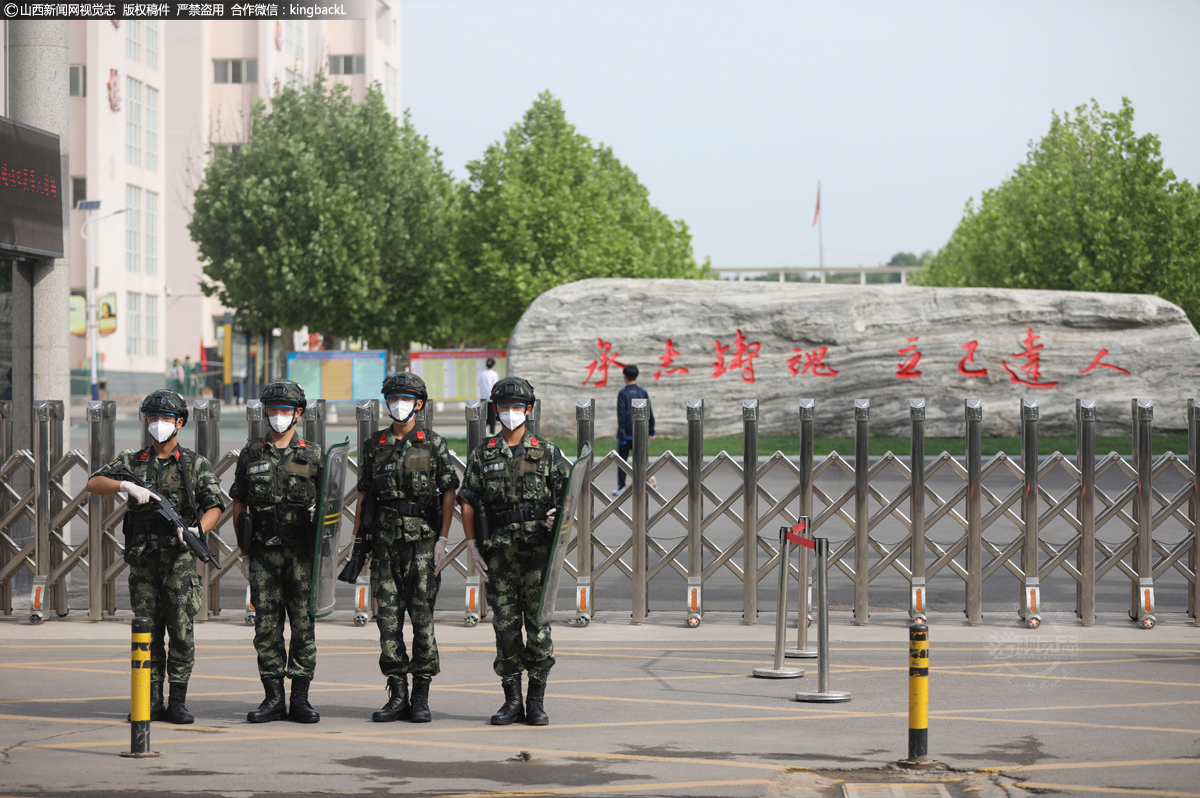      6月7日，在长治市武乡中学考点外，武警战士正在站岗值勤。（山西新闻网特约摄影师：李勇）