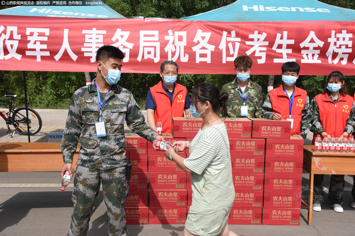      6月7日，在山西省古县一中考场外，古县交警、军人事务局等单位为考生保驾护航。（山西新闻网特约摄影师：吕明）