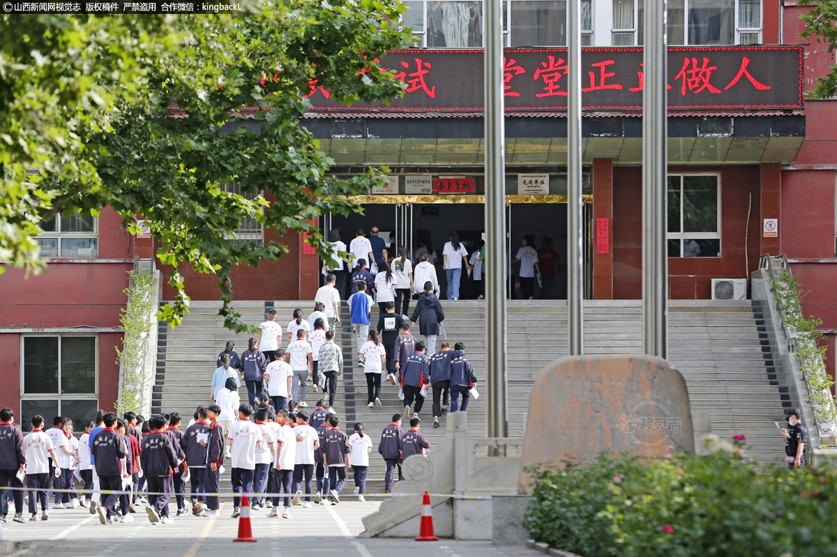      6月7日，在山西省临汾市襄汾县高级中学，考生有序进入考场。（山西新闻网特约摄影师：李现俊）