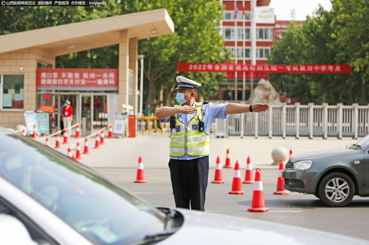      6月7日，在山西省临汾市襄汾县高级中学，公安交警在考点外维护交通秩序。（山西新闻网特约摄影师：李现俊）