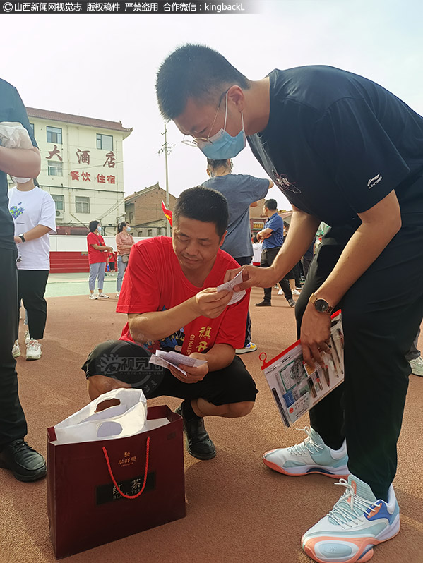      6月7日，临汾市曲沃中学考场，班主任为考生发放准考证。（山西新闻网特约摄影师：杨立国）