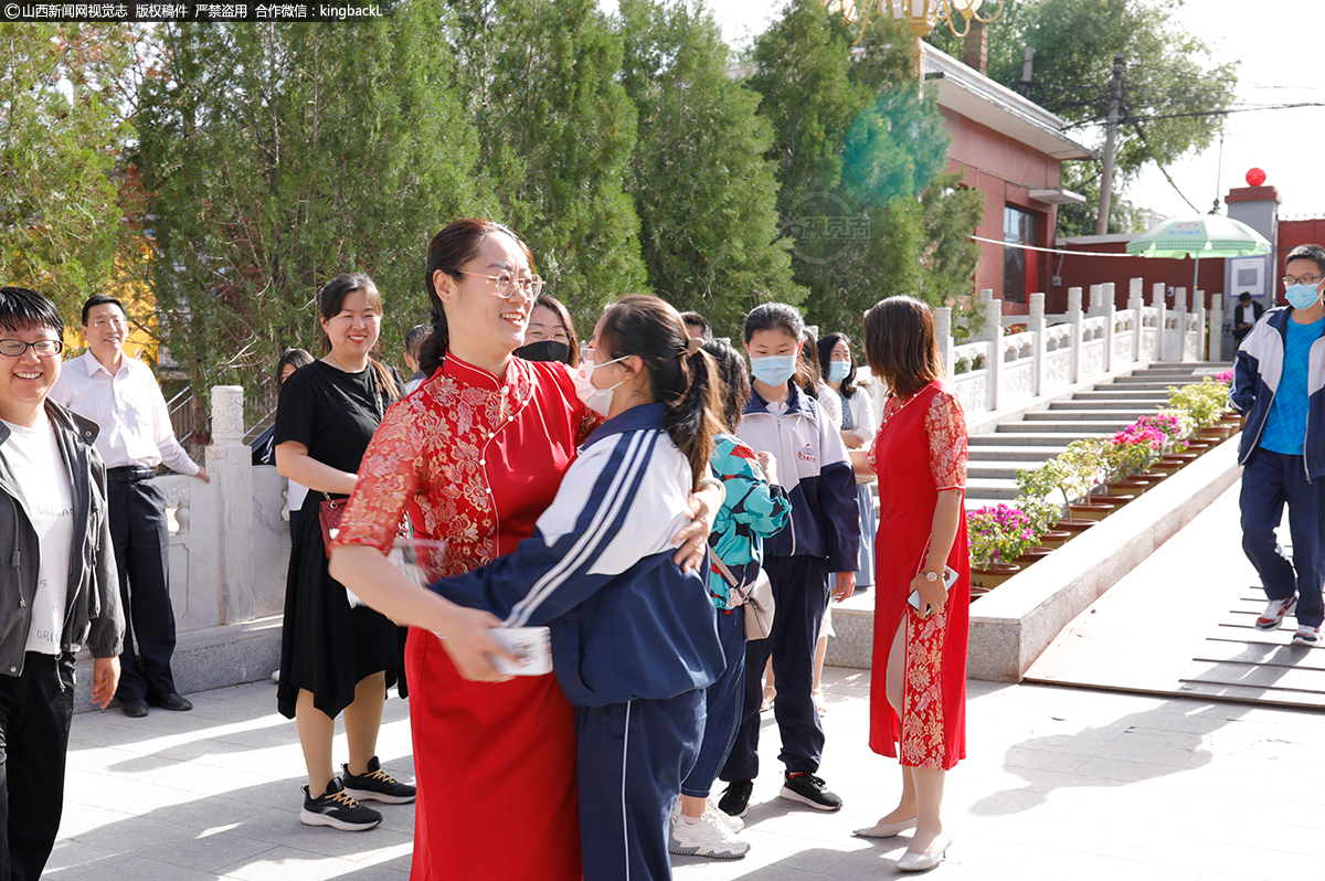      6月7日，在大同市浑源中学考点外  老师身着旗袍，为考生加油助威！（山西新闻网特约摄影师：杨钦）