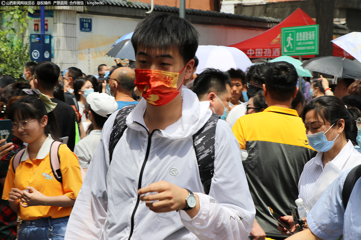      6月7日，太原市第二十九中学校考点，考生们结束首场考试，有序走出考点。（山西新闻网特约摄影师：杨利）