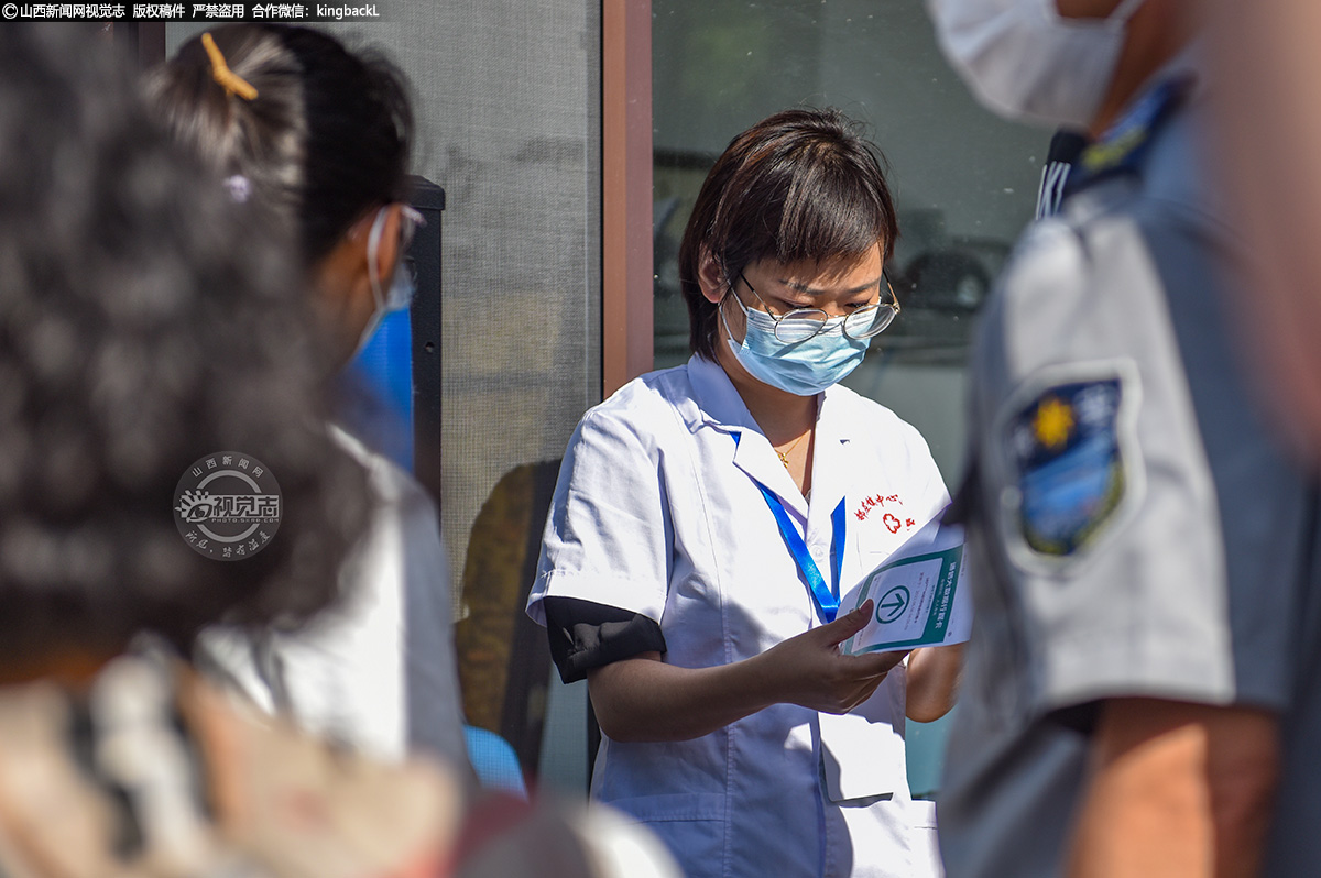      6月7日，太原市第五十二中学校考点，医护人员查验考生健康码，为高考提供防疫保障。（山西新闻网记者：苏航）