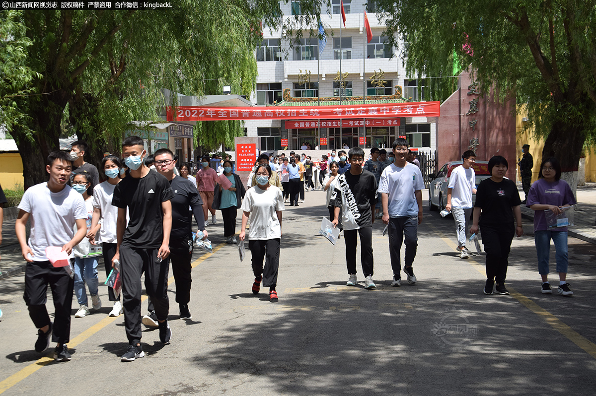      6月7日，在忻州市定襄中学考点，首场考试结束，考生有序走出考场。（山西新闻网特约摄影师：赵延军）